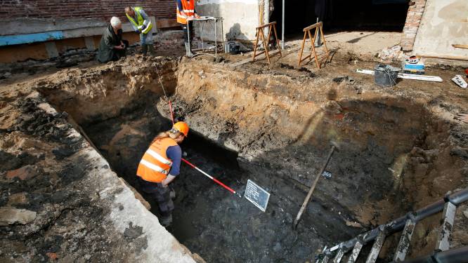 Archeologen speuren naar eeuwenoude sporen in de Knipsteeg: 'Deze gracht staat op geen kaart'
