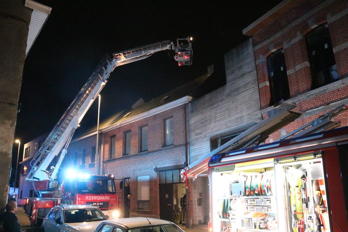 De brandweer had anderhalf uur nodig om de schouwbrand in de kiem te smoren.