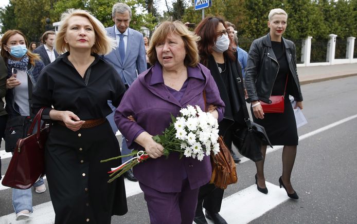 Svetlana Aleksejevitsj (midden) werd opgeroepen als getuige in de onderzoekscommissie die de coördinatieraad van de oppositie onderzoekt.