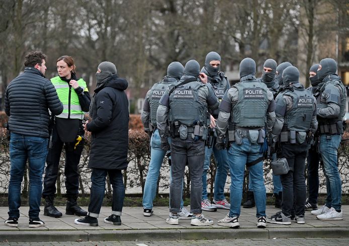 De vrouw zei een vuurwapen bij zich te hebben, daardoor kwam het arrestatieteam van de politie in actie.