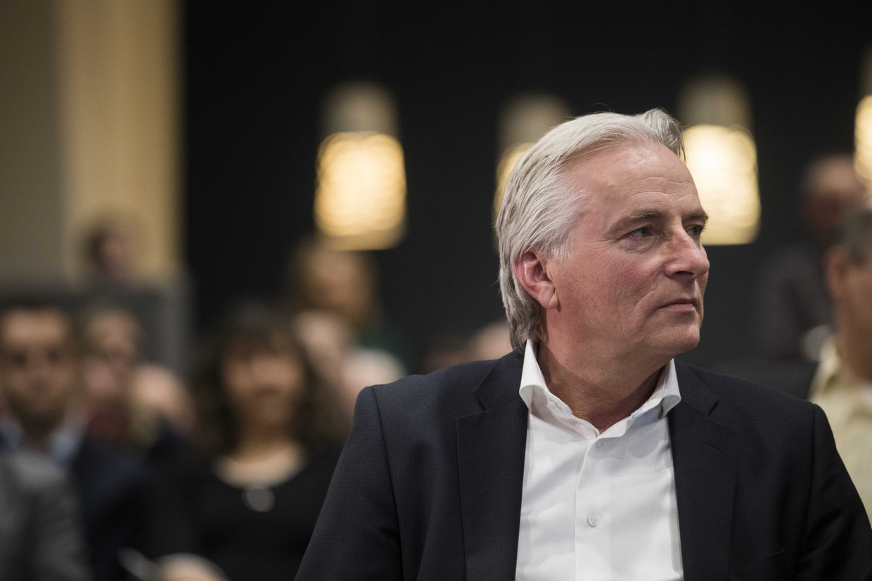 Hans Smolders legt de eed af bij de installatie van de gemeenteraad van Tilburg. Beeld ANP