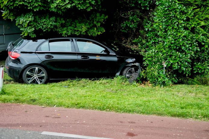 De auto en het wegdek liepen zware schade op door het ongeluk in Heerle.