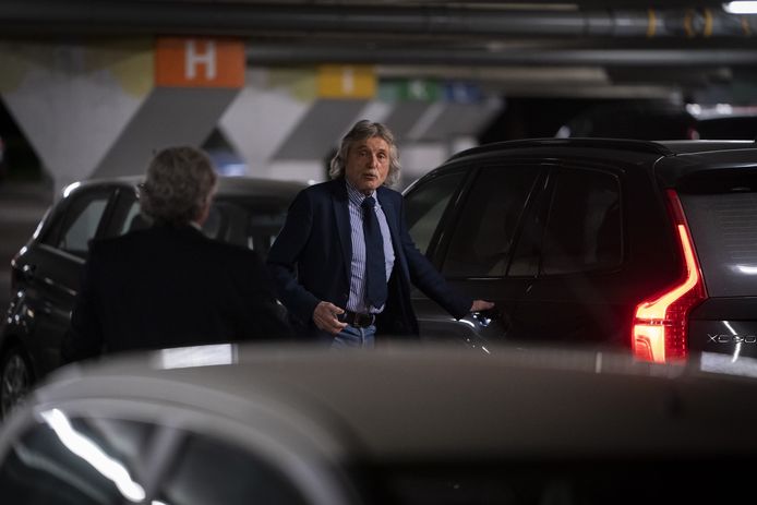 Analist Johan Derksen bij de studio van het SBS-programma Vandaag Inside.