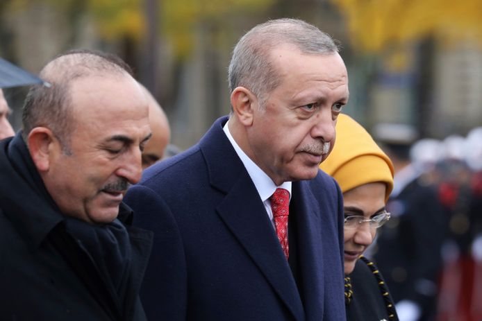 De Turkse president Erdogan (rechts) met de Turkse minister van Buitenlandse Zaken Mevlut Cavusoglu.