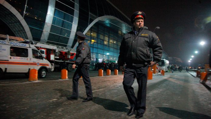 Politie aan de luchthaven Domodedovo in Moskou. (archieffoto uit 2011)