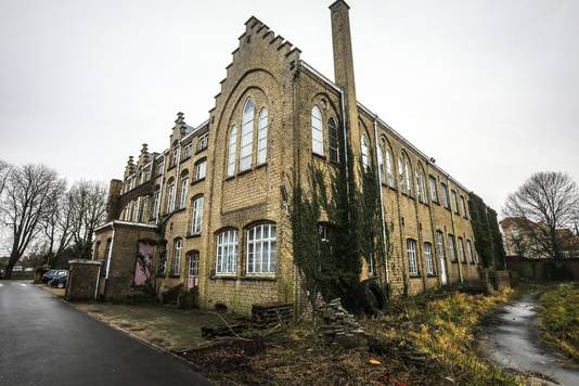 De opvallende gevel van de school.