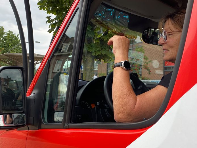 Herma achter het stuur van de buurtbus.