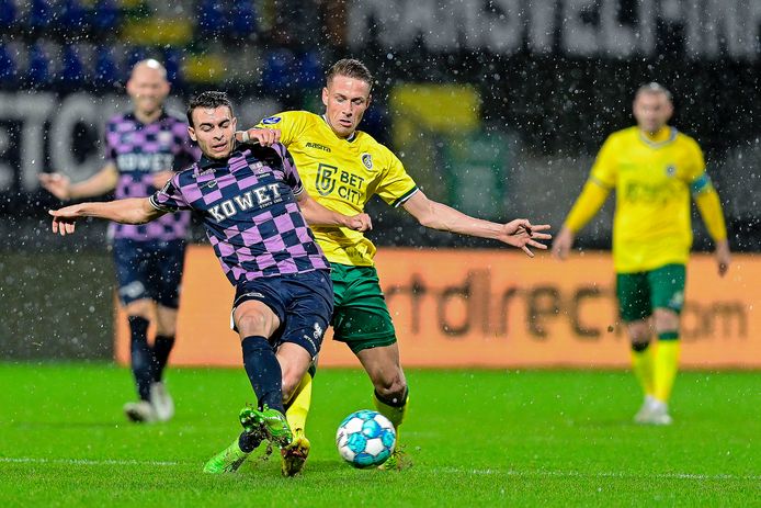Enric Llansana van Go Ahead Eagles heerst in duel met Fortuna-speler Paul Gladon.
