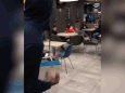 VIDEO. Paniek breekt uit in McDonald's nadat man rat loslaat