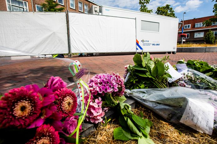 Bloemen voor een studentenhuis aan de Bosboomstraat in Utrecht. In het huis is de 24-jarige Laura Korsman om het leven gebracht.