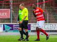 Voormalig FC Twente-speler Douglas, tegenwoordig actief  voor derdeklasser Barbaros, is het duidelijk niet eens met een beslissing van de scheidsrechter in de wedstrijd tegen Avanti. De Hengelose koploper speelde met 1-1 gelijk in Glanerbrug, Douglas zelf scoorde de gelijkmaker.