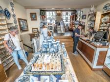 Souvenierwinkels in Delft doen eindelijk weer goede zaken: ‘We hadden laatst honderd klanten per dag’