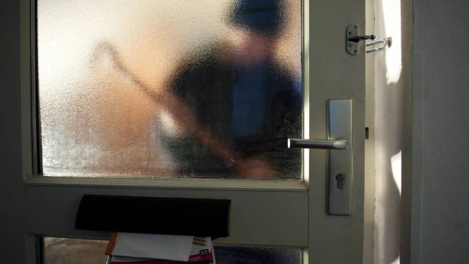 Man (28) aangehouden door dna op steen die hij bij woninginbraken door raam gooide 