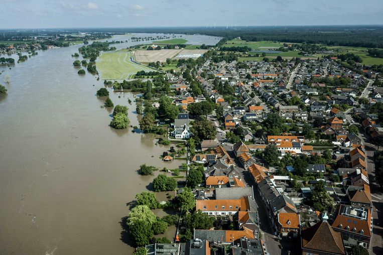 Dronefoto deze zomer van het hoge water van de Maas bij het geëvacueerde Arcen. Beeld ANP