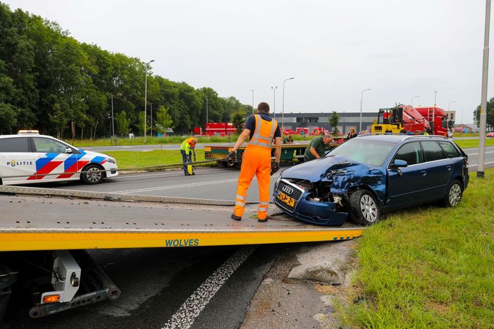 Op de Zutphensestraat N345 bij Apeldoorn is dinsdagavond een personenauto op een vrachtwagen gebotst. Dit heeft flinke hinder voor voorbijkomend verkeer tot gevolg.