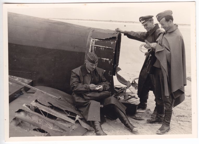  Bij Den Hoorn op Texel doorzoeken Duitsers het wrak van een Lancaster ED943 die in de nacht van 25 op 26 juni 1943 werd neergehaald. Geen van de Britse bemanningsleden overleefde de crash.  Beeld Collectie Gerard Groeneveld