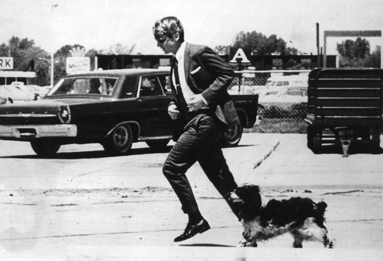 1968: Robert Kennedy rent een rondje met zijn hond. © ANP Beeld 