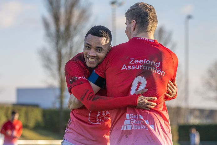 Claude de Smit (links) viert zijn doelpunt namens Goes in het duel met Zwaluwen.