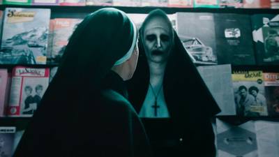Demonische non Valak jaagt iedereen de stuipen op het lijf met eerste beelden van ‘The Nun 2’