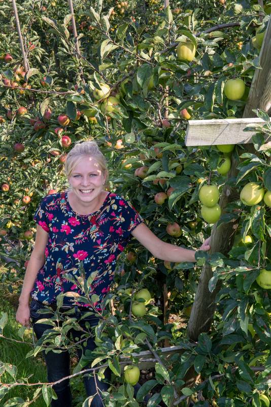 Onderzoeker Alma van der Heiden tussen de fruitbomen.