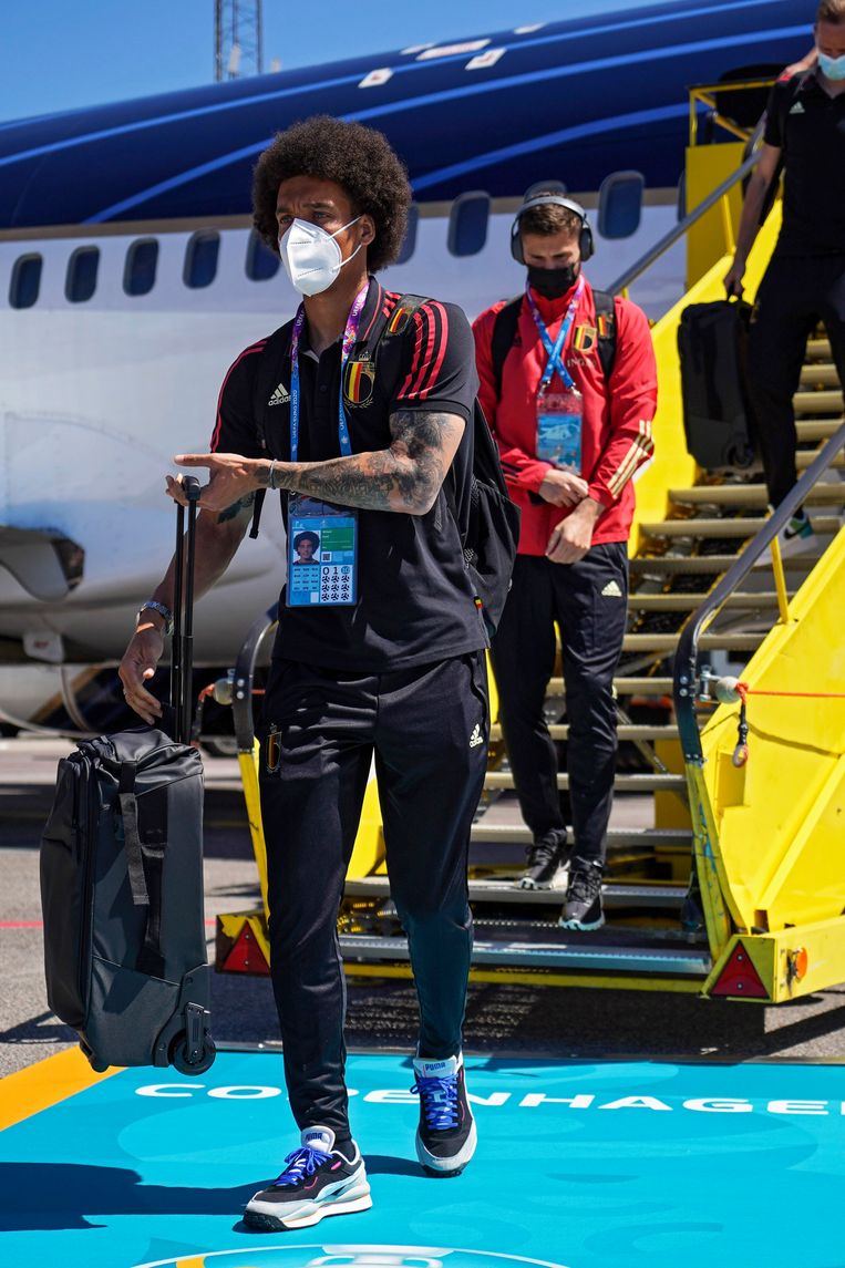 Axel Witsel stapt van het vliegtuig in Kopenhagen. Beeld Photo News