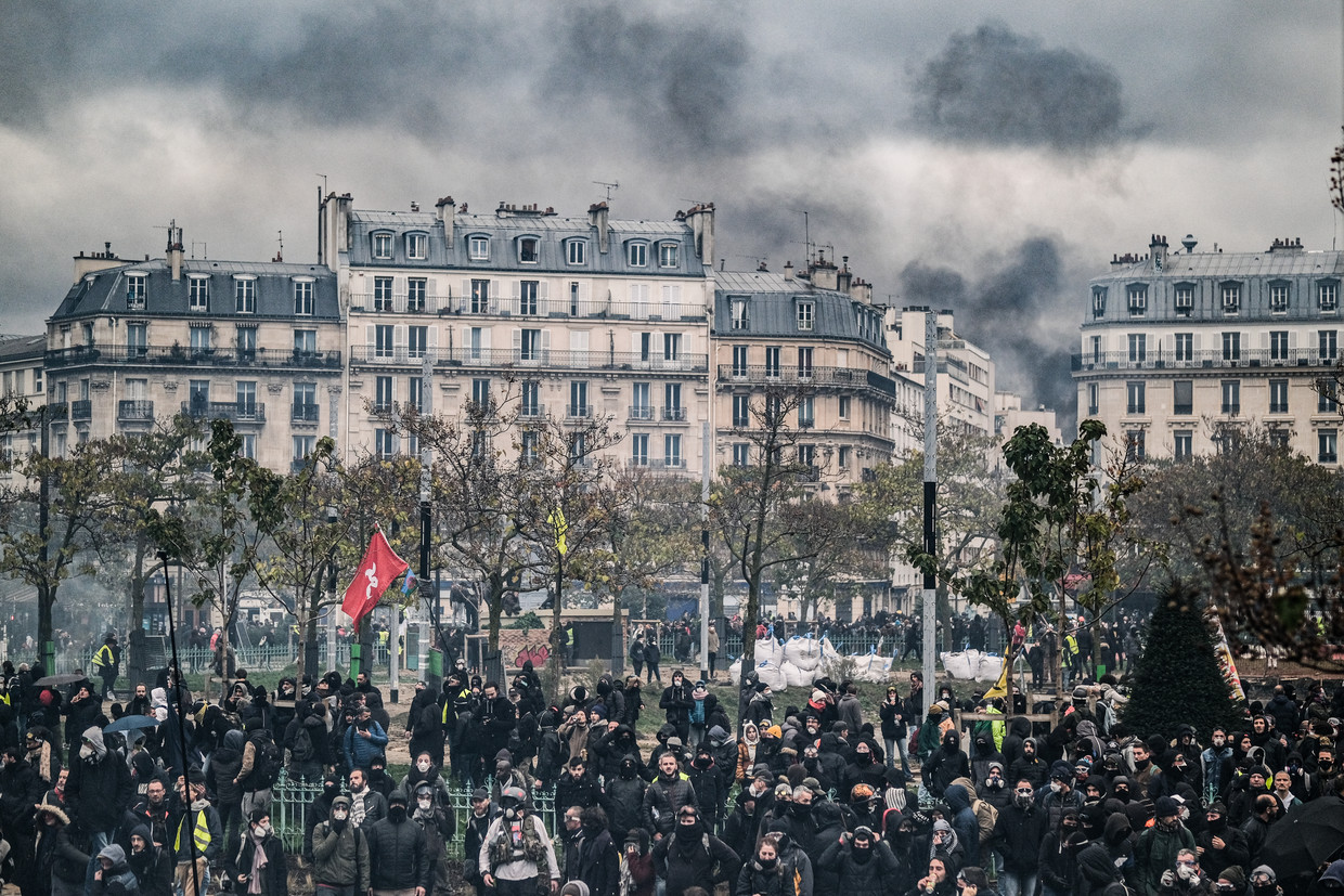 Extreem-linkse activisten veranderden afgelopen weekend het Place d’Italie in Parijs in een veldslag.  Beeld Joris Van Gennip