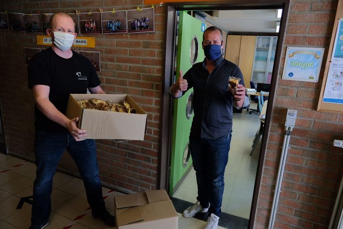 Traiteur André Claessens (links) schonk maandag tientallen gebakjes aan de Sint-Lambertusschool in Nossegem.