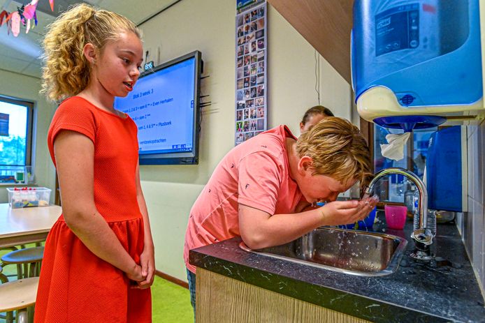 Juni 2020: Leerlingen en docenten op basisschool De Hofstee in Etten-Leur zuchtten onder de enorme hitte, omdat de klimaatinstallatie het al jaren niet deed.