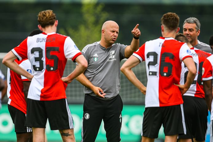 Arne Slot te midden van zijn spelers.