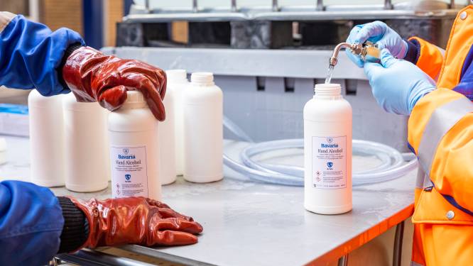 Bij Bavaria stroomt nu de handgel uit de kranen: ‘Iedereen werkt mee, een actie uit het hart’