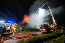 Op een woonboerderij aan de Runrotstraat in Geffen heeft in de nacht van woensdag op donderdag een felle brand gewoed.
