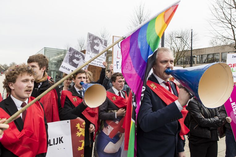 Demonstratie van het radicaalrechtse Civitas Christiana tegen een reclamecampagne van Suitsupply met zoenende mannen in Nijmegen, 2018. Actiegroep Gezin in Gevaar, die een voorname rol speelde bij het verspreiden van de beschuldigingen dat schrijver Pim Lammers pedofilie promoot, is onderdeel van Civitas Christiana. Beeld Marcel Krijgsman/ANP