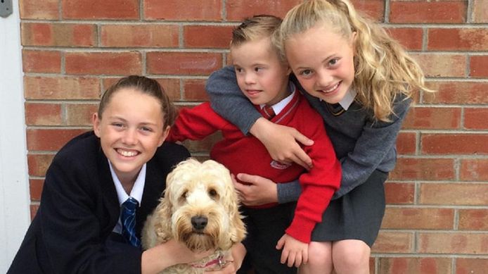 Riley met zijn zussen Sophie en Sasha en zijn held Teddy.