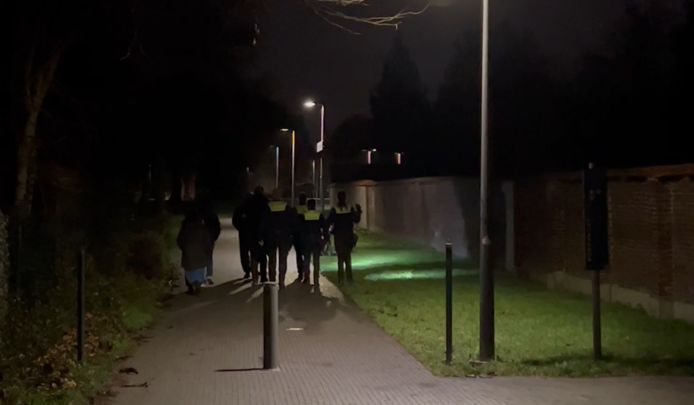 De politie kamt het Runcvoortpark uit.