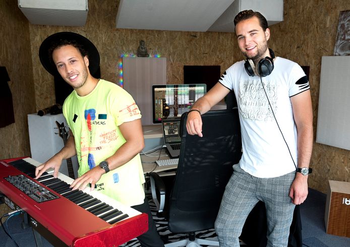 Dj-duo 2Cre8 timmert flink aan de weg. Quincy Deira (links) en Thomas van Ginkel in hun nieuwe studio.