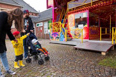 Tussen de dutjes en de regenbuien in de draaimolen op de Liempdse kermis