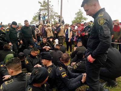 Twee doden en 79 politieagenten gegijzeld in Colombia bij protest tegen oliebedrijf