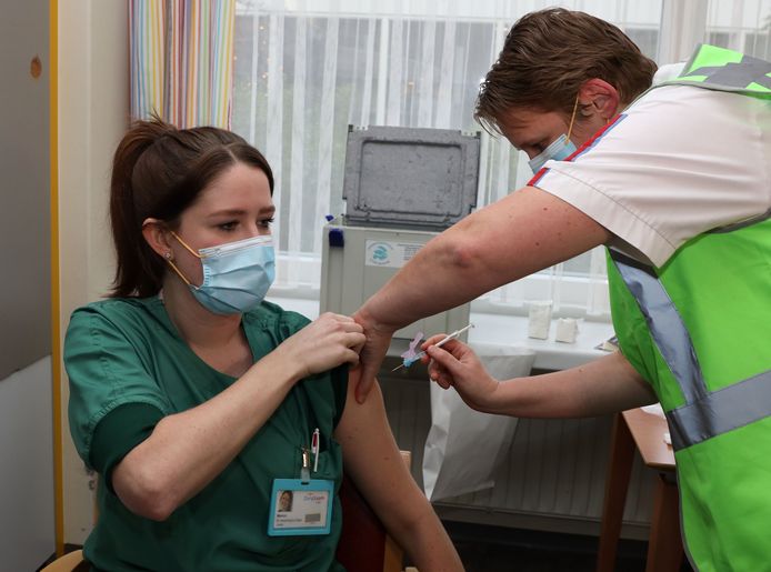 ZorgSaam-medewerkster Manon Riemens kreeg op 6 januari als eerste in Zeeland een vaccinatie.