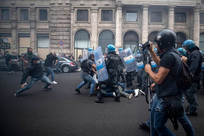 Politieagenten botsen afgelopen weekend met demonstranten in het centrum van Rome.