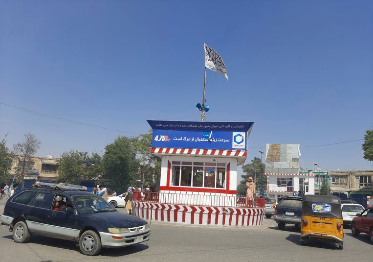 Een vlag van de taliban in Kunduz. Beeld AP