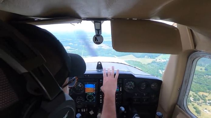 Brian Parsley pose miraculeusement son avion en toute sécurité après que son moteur se soit soudainement éteint.