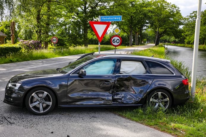 Op het beruchte kruispunt in Lieren kwamen een Jaguar en een Audi met elkaar in botsing.