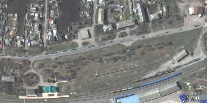 Volgens Maxar verplaatste het konvooi zich afgelopen vrijdag door het dorp Velykyi Burluk richting Charkiv.