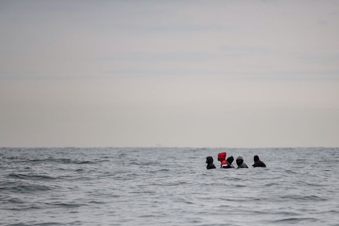 Migranten proberen met een gammel bootje de overkant van het Kanaal te bereiken. (Archiefbeeld)