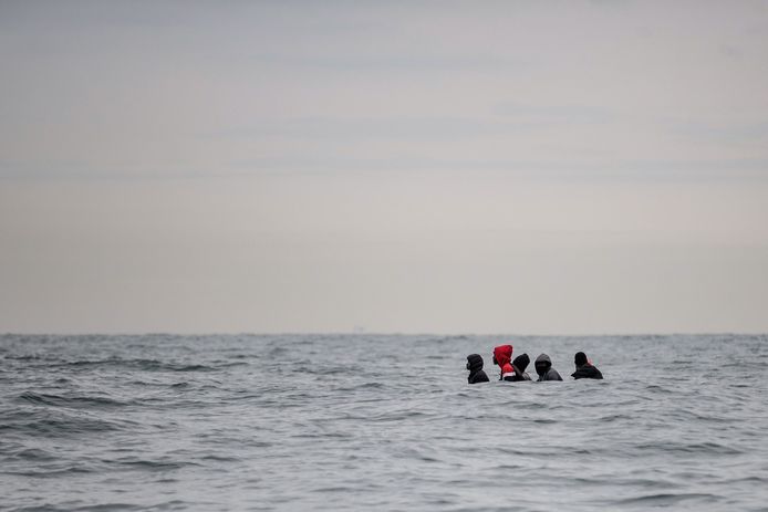 Migranten proberen met een gammel bootje de overkant van het Kanaal te bereiken. Archiefbeeld.