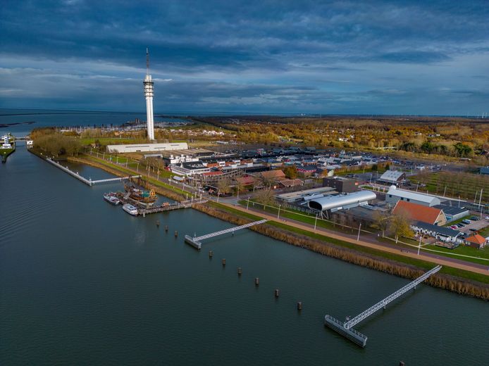 De Batavia en rechts het museum van Batavialand.