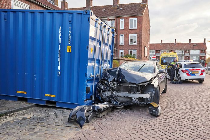 De auto botste in de Buys Ballotstraat op de container.