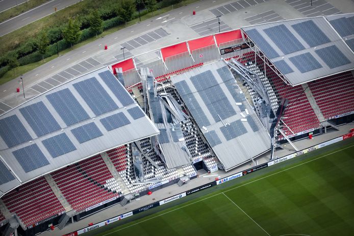 Een luchtfoto van de schade aan het dak van het Afas-stadion van AZ. Een gedeelte van het dak van het stadion is ingestort.