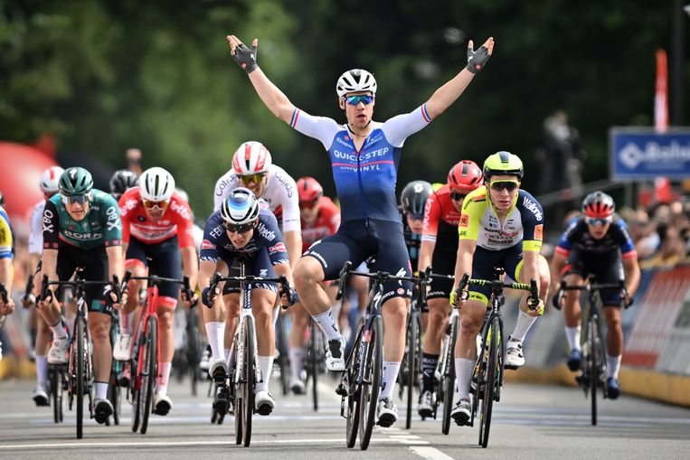 Fabio Jakobsen (QuickStep-Alpha Vinyl) wint de sprint in Beringen tijdens de Baloise Belgium Tour. Beeld BELGA