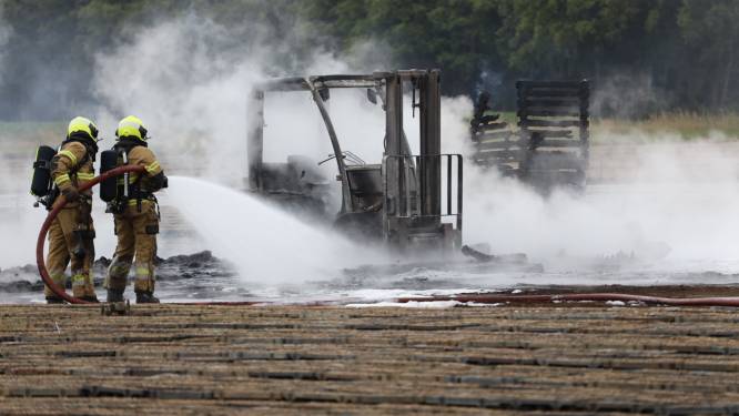 Felle brand verwoest heftruck op akkerbouwveld in Odiliapeel 